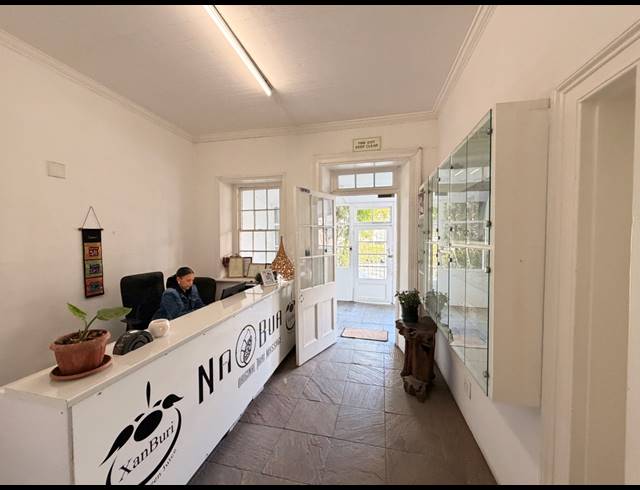 280M² BUILDING TO LET IN WATERFRONT